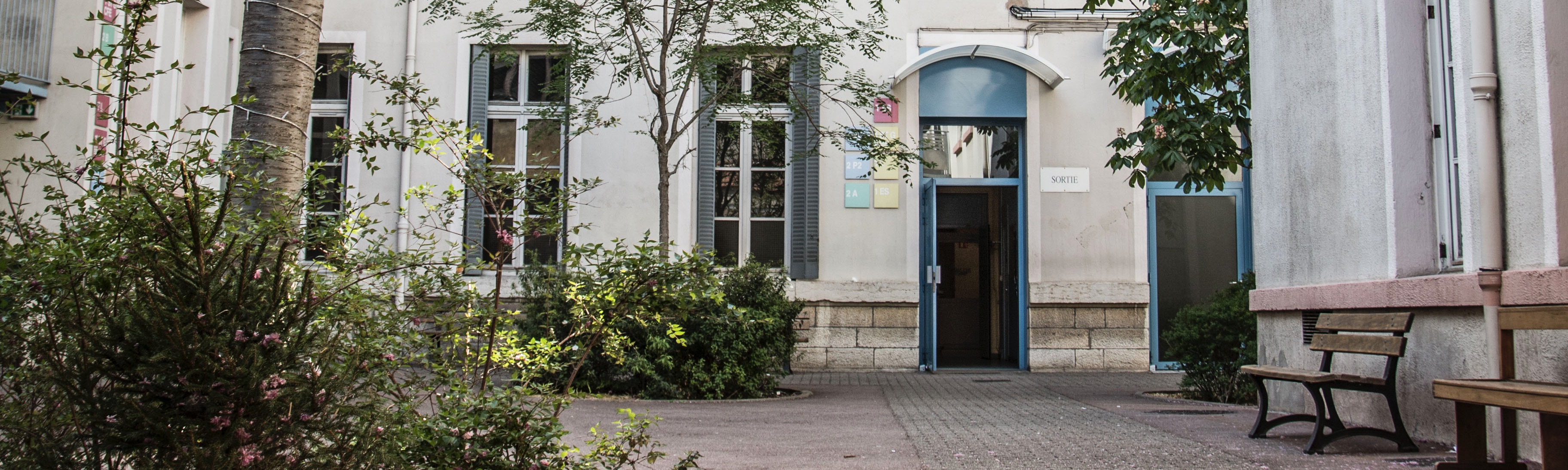 Cour du lycée 1